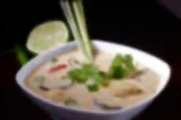 Rozgrzewająca, bezglutenowa zupa tajska z kurczakiem